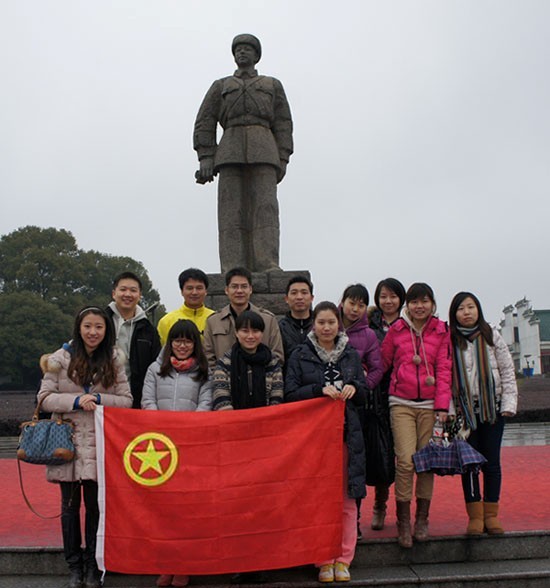“学雷锋，献爱心”——中国共产主义青年团雷火网_雷火（中国）委员会开展慰问贫困学生助学活动